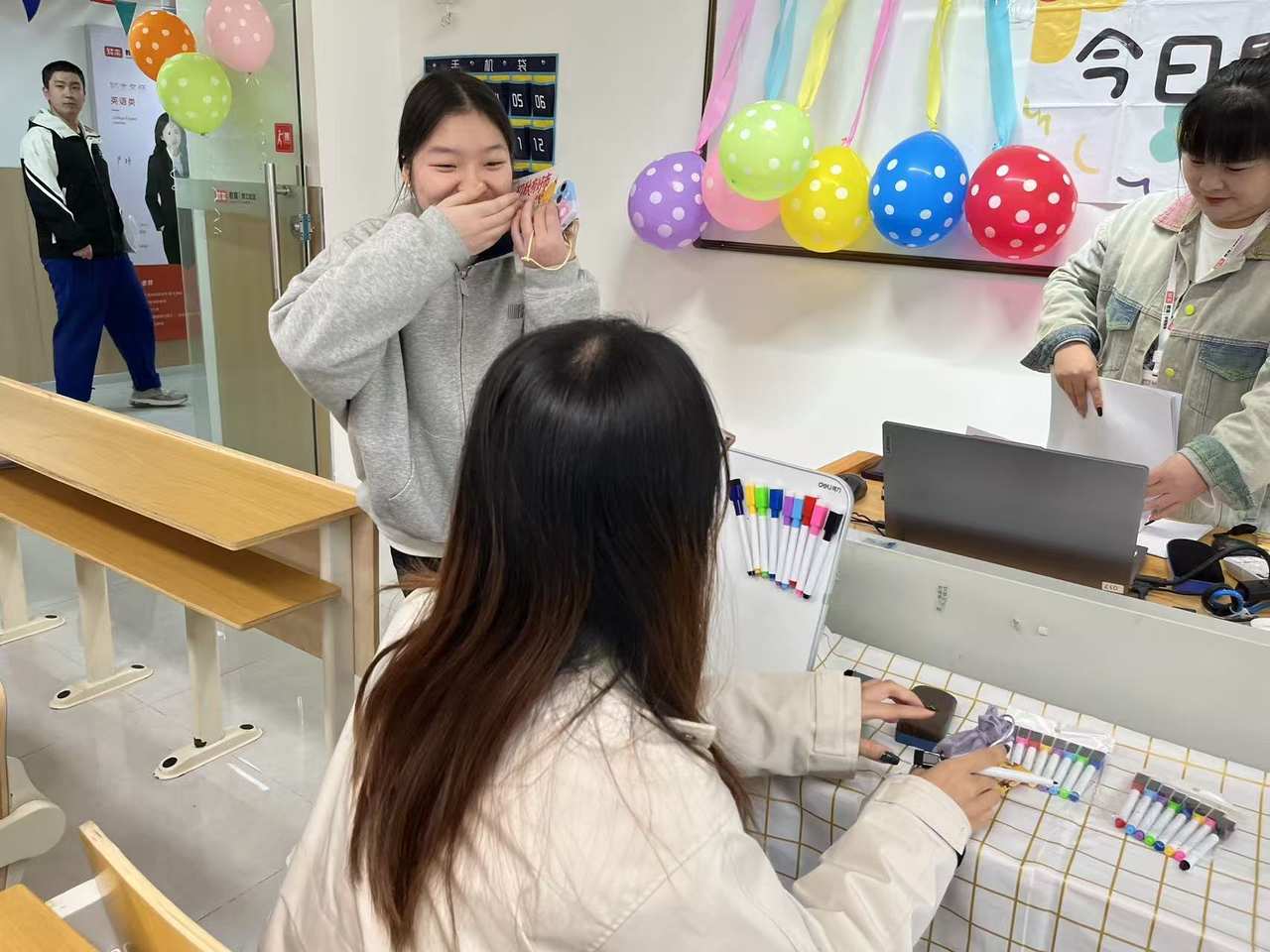 学生参与游园互动任务