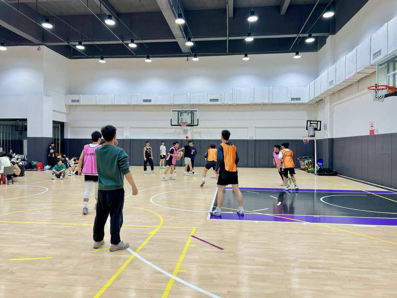 学生参加团队篮球活动